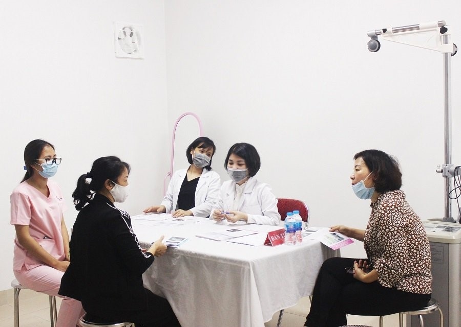 Thăm khám sàng lọc ung thư vú miễn phí cho phụ nữ vùng cao Yên Bái